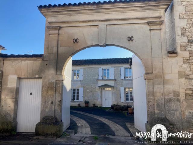 A vendre ENTRE COGNAC ET ANGOULEME ENSEMBLE IMMOBILIER
