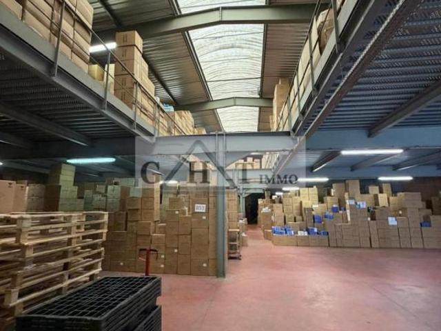 A vendre ENTREPOT BUREAUX 2050 M² sur 4000 M² de terrain