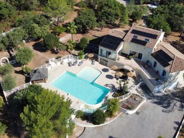 À Vendre, exceptionnel, en exclusivité, Maison Familiale de 205 m² avec Piscine à Débordement et Terrain Boisé de 13000 m²