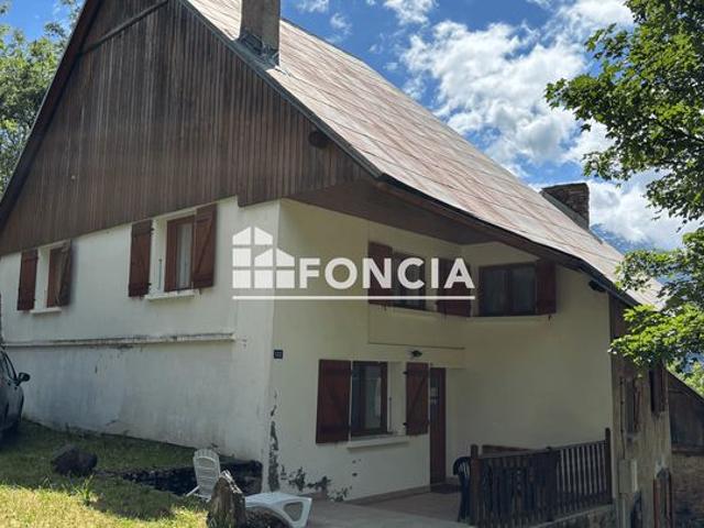 À VENDRE – FONTCOUVERTE LA TOUSSUIRE Maison individuelle – Hameau calme – Proche domaine skiable des Sybelles Ce bien répondra à toutes vos attentes