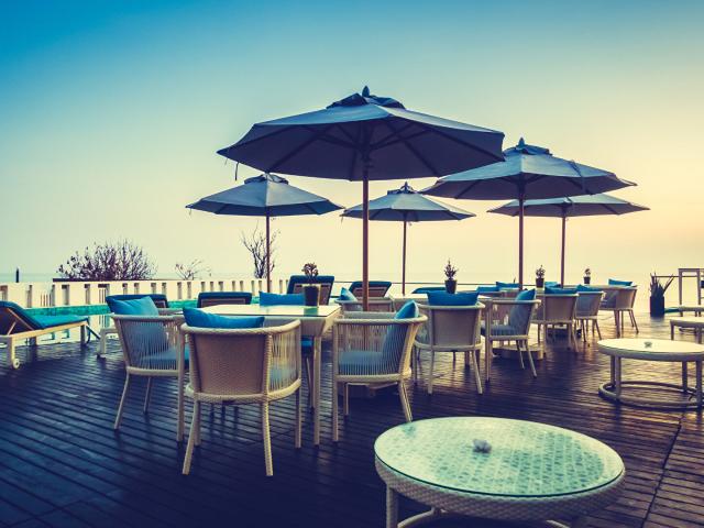 A VENDRE FONDS DE COMMERCE RESTAURANT 157 M2 AVEC LICENCE IV IDEALEMENT SITUE SUR LE PORT DE HYERES BENEFICIANT D'UNE EXCELLENTE REPUTATION