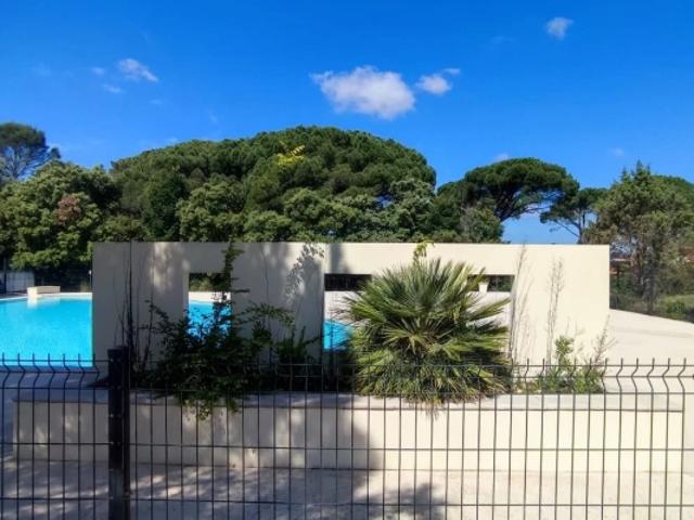 A VENDRE FREJUS APPARTEMENT RECENT 3 pièces d'angle grande terrasse parking et piscine