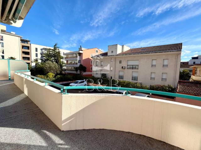 A vendre FREJUS PLAGE 3 pièces avec terrasse et loggia de 33