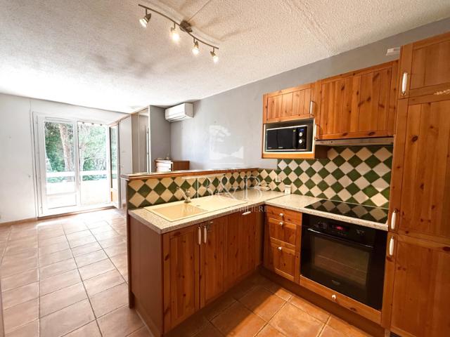 A vendre FREJUS proche centre ville 2 pièces avec cave et pa