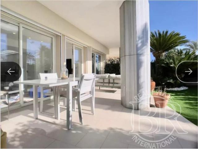 A vendre Golf Juan belle appartement Type 3 avec garage et jardin
