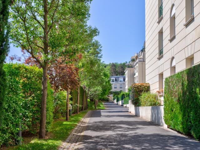 À Vendre Grand 4 Pièces Traversant avec Balcon au Plessis Robinson