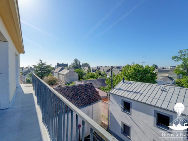 A vendre grand T3 dernier étage avec balcon plein sud