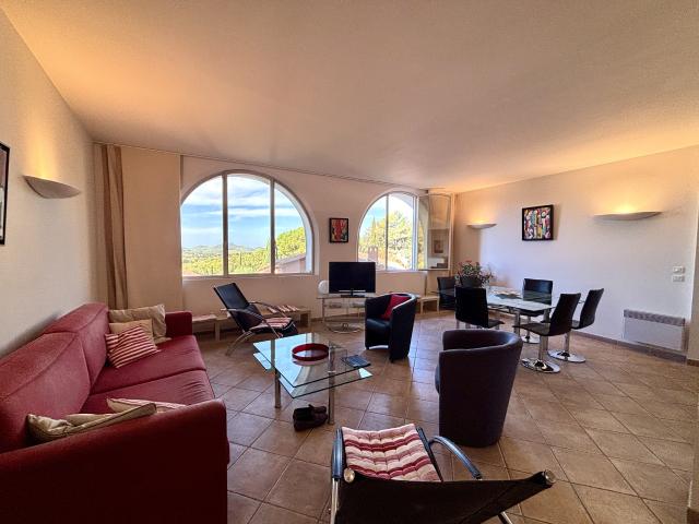 À vendre Grand T3/4 lumineux de 103 m2 vue mer et collines au cœur de La Cadière d’Azur