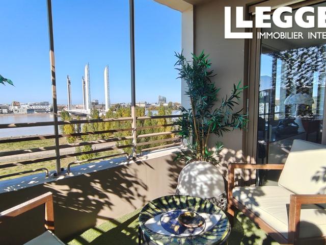À Vendre – Grand T4 avec Vue sur la Garonne, Rive Droite de Bordeaux avec 2 places de parking couvertes