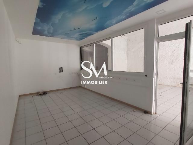 A VENDRE GRAND LOCAL COMMERCIAL AVEC COURS BEZIERS
