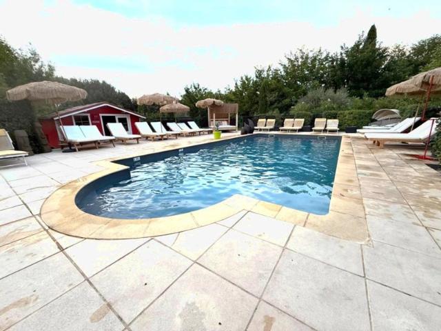 A VENDRE Grande maison familiale avec jardin et piscine Mi