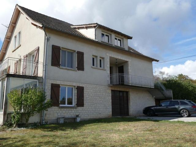 A vendre grande maison, T8, sous sols, piscine, terrain 2500. 256m² Gramat