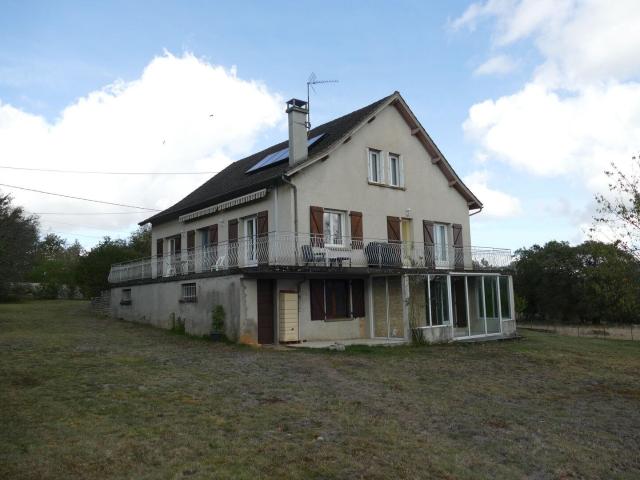 A vendre grande maison, T8, sous sols, piscine, terrain 2500. 256m² Gramat