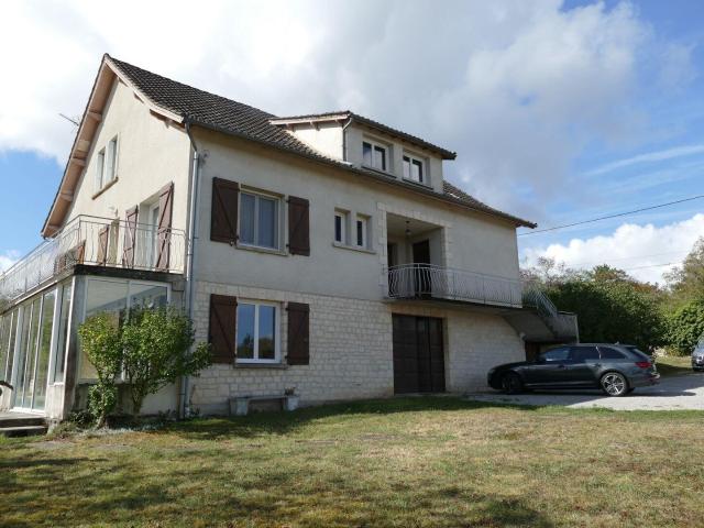 A vendre grande maison, T8, sous sols, piscine, terrain 2500. 256m² Gramat