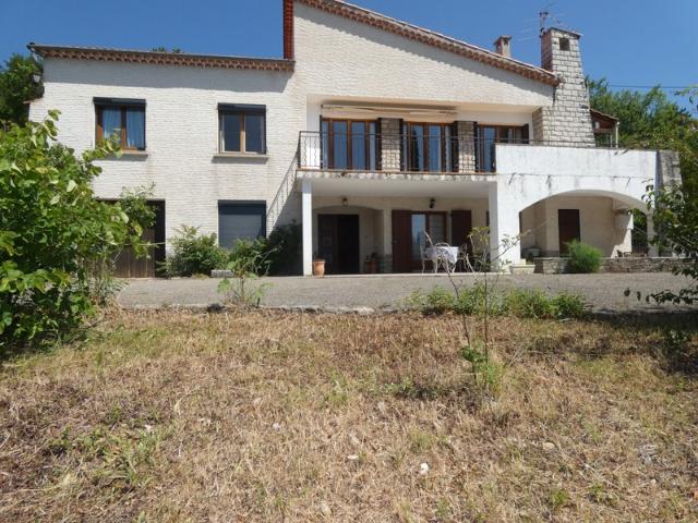 ? À VENDRE – Grande villa avec terrain boisé à Sisteron
