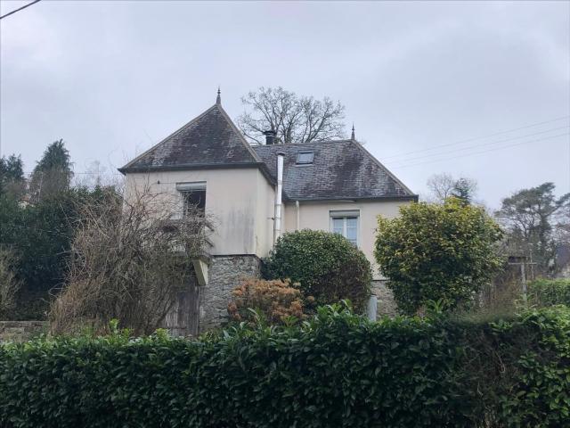 A VENDRE HUELGOAT PETITE MAISON IDEALEMENT PLACEE PROCHE DU CENT