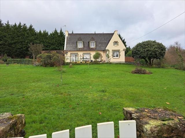 A VENDRE HUELGOAT SUPERBE MAISON AVEC TERRAIN