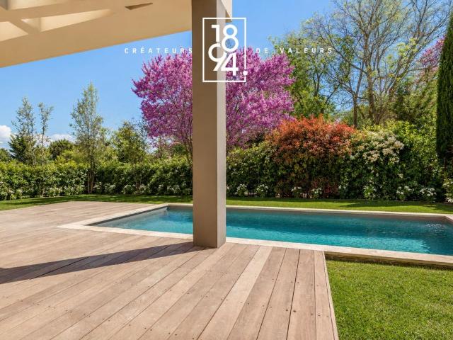 À Vendre I Maison 5 pièces I Piscine I Garage I Résidence sécurisée I Quartier Sainte Anne – Bouenhoure