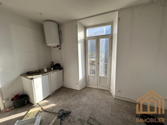 À VENDRE Immeuble à rénover à Laragne Montéglin 05