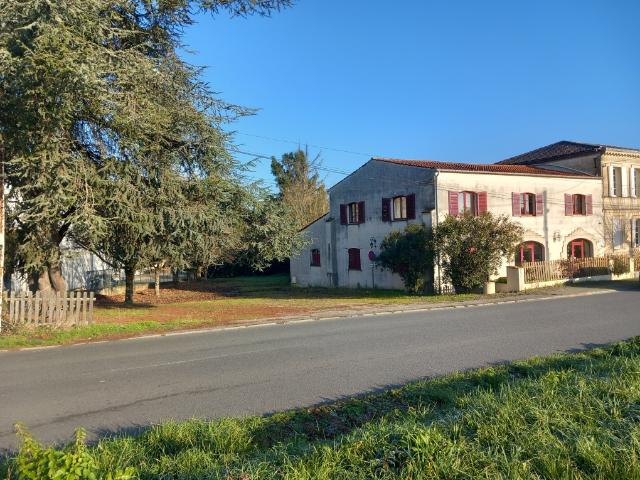 A VENDRE IMMEUBLE AVEC LOCAL COMMERCIAL ET APPARTEMENT