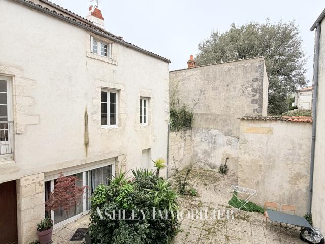 À vendre: immeuble de caractère situé à seulement 200 m du marché central de La Rochelle, comprenant 7 appart