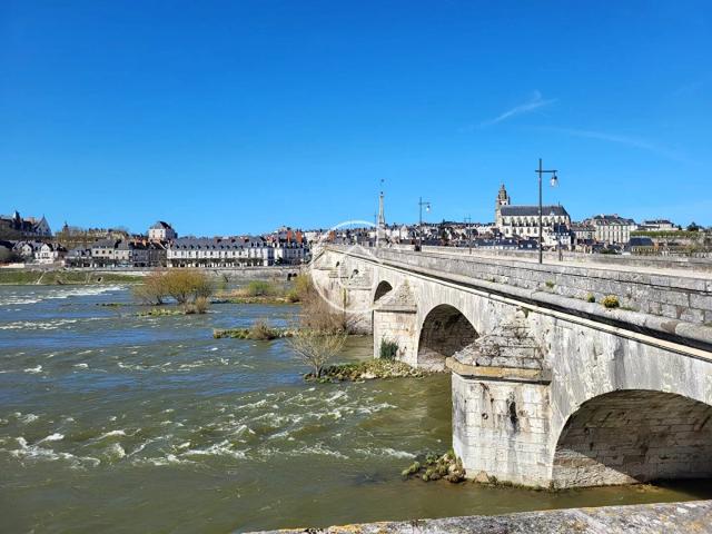 À vendre Immeuble de rapport avec vue exceptionnelle sur la Loi