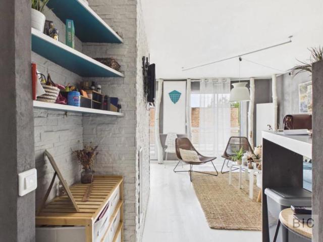 A vendre joli T1 meublé avec balcon et parking dans résidence sécurisée avec ascenseur
