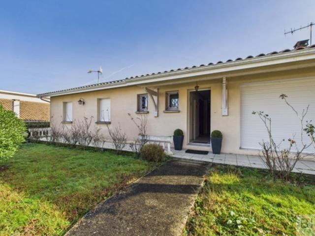 A vendre jolie maison à faible émission avec grand jardiin, atelier, garage et piscine