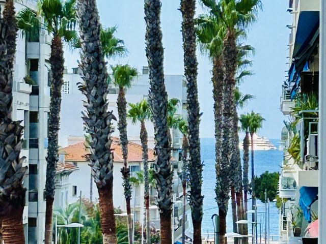 A VENDRE JUAN LES PINS CENTRE GRAND 2 PIECES CAVE MER
