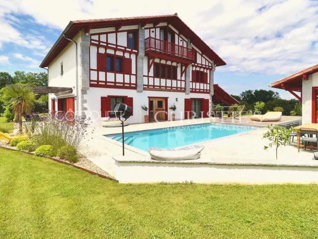À vendre Larressore Propriété du 18ème avec piscine