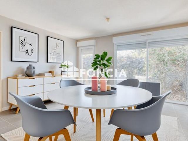 A VENDRE LE HAILLAN CENTRE Appartement de type T3 de 60m2 avec place de parking et beau jardin