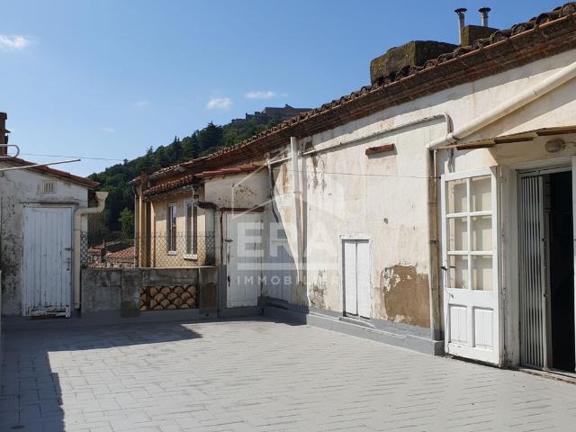 A VENDRE LE PERTHUS IMMEUBLE AVEC LOGEMENTS ET COMMERCES