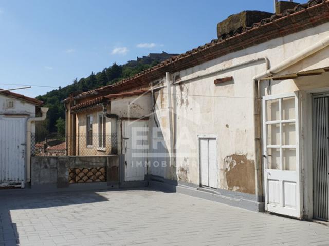 A VENDRE LE PERTHUS IMMEUBLE AVEC LOGEMENTS ET COMMERCES