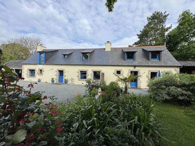 À VENDRE, longère de caractère avec grand terrain.
