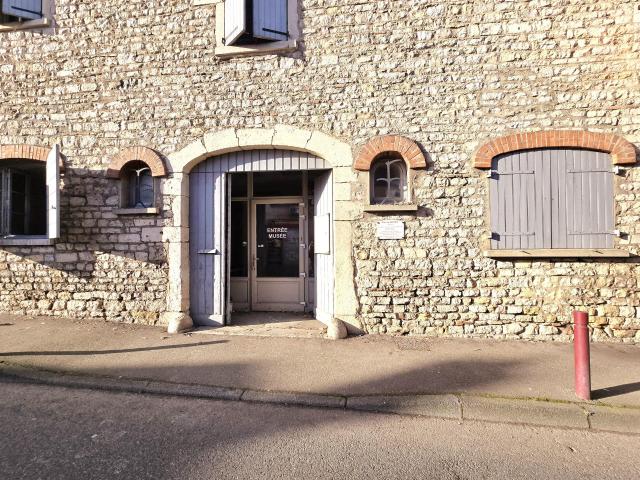 À VENDRE Local avec grande cave voûtée de 30m2 Centre village d’Anse