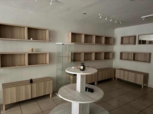 A vendre local commercial + appartement