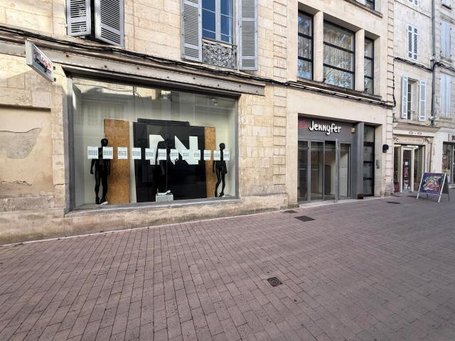À Vendre Local Commercial Centre Ville De Saintes Rue Piéto. 285m² Saintes