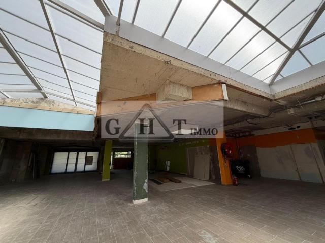 A VENDRE LOCAL COMMERCIAL SAINT MAUR DES FOSSES