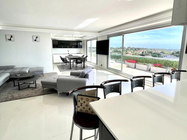 A vendre luxueux Penthouse avec vue mer panoramique et tres. 142m² Antibes