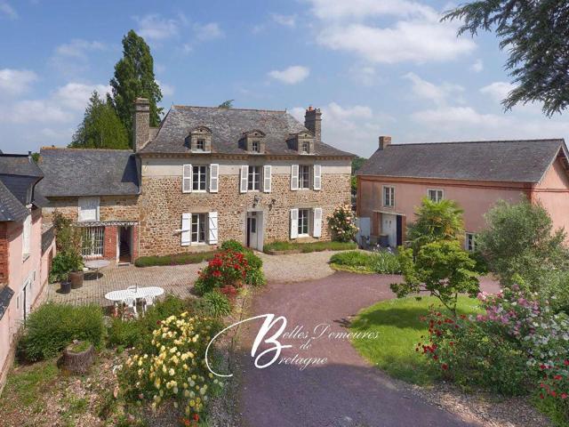 A vendre manoir du 17ème avec dépendances en coeur de bourg. 195m² Montauban de Bretagne