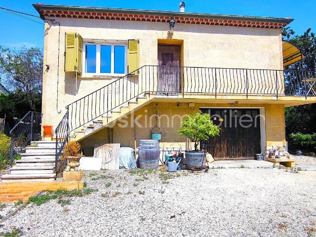 A vendre magnifique maison avec un jardin et un grand garage sur Rognes