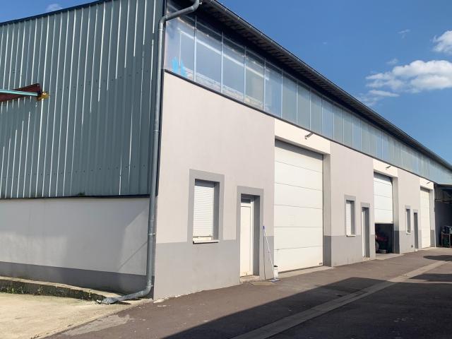 À vendre Magnifique bâtiment professionnel de 660 m2 avec parking