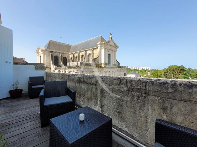 A vendre Magnifique T2 bis avec terrasse et vue sur la Cathédrale Saint Louis