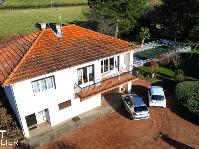 À Vendre: Maison 3 Chambres avec Vue Piscine et Garage à Riorges !