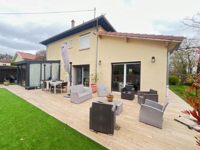 A VENDRE MAISON 5 PIECES AVEC PISCINE 01800 VILLIEU