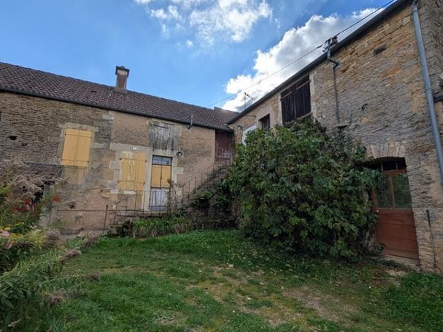 A vendre maison à rénover avec dépendances, garage et grange. SANTIGNY 89