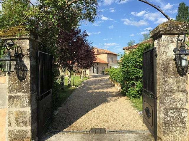 A VENDRE MAISON ANCIENNE DE PLUS DE 350m² avec maison d'amis, dépendances, piscine et plus d'1hectare de terrain