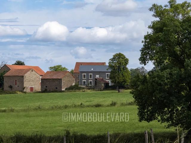 À vendre: maison avec 3 granges et beau potentiel 23