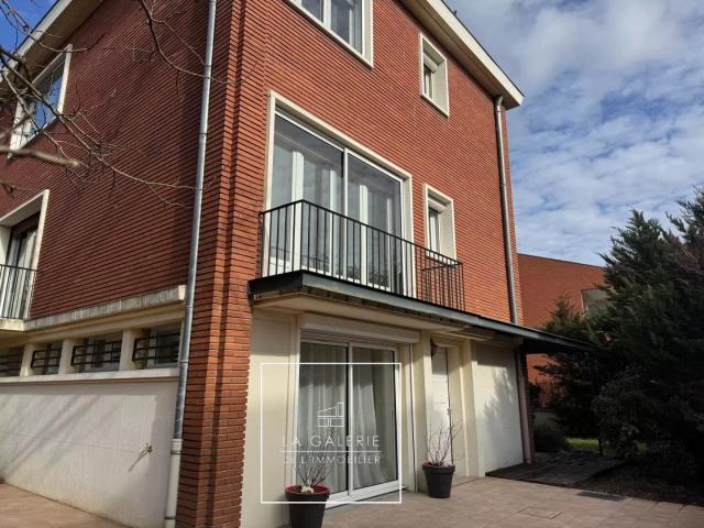 A VENDRE MAISON AVEC JARDIN ET PARKING CROIX DE PIERRE