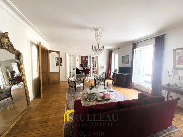 A vendre: Maison bourgeoise en plein coeur des Chartrons à. 271m² Bordeaux
